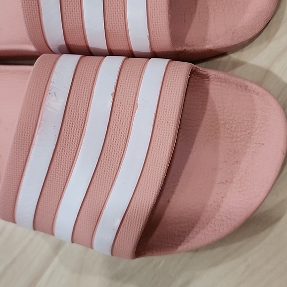 Adidas peach slides size 6 - Picture 2 of 7